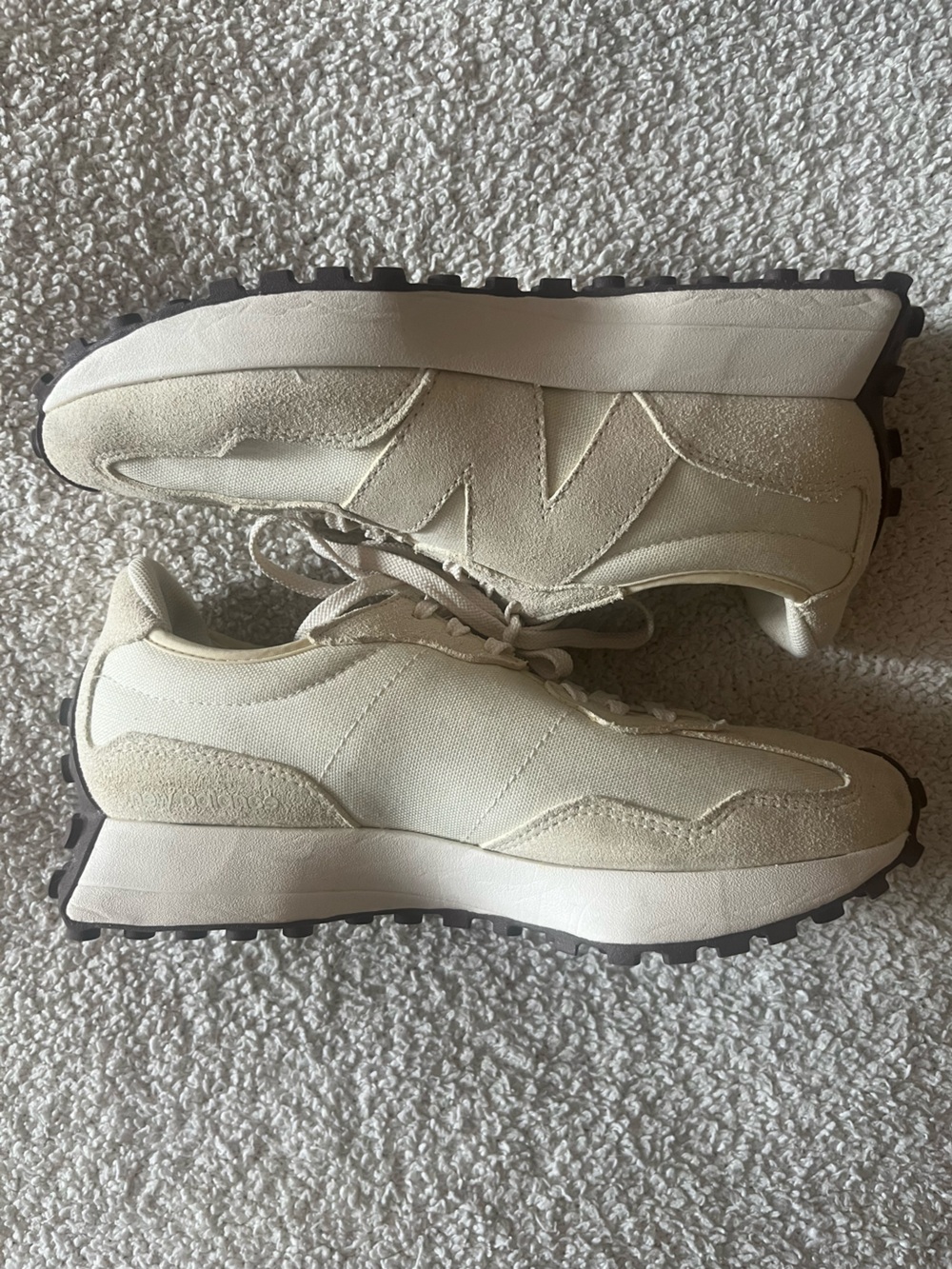 New Balance 327 in Angora/ Sea Salt